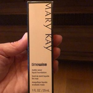 Timewise matte-wear liquid foundation